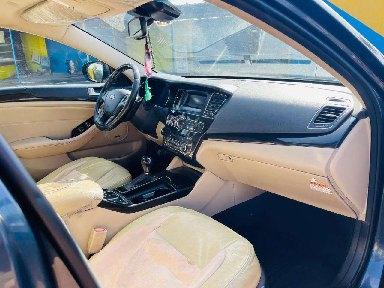 السلام عليكم 
للبيع كيا كادينزا موديل ٢٠١٥،
السعر ١٢٧ ورقة$
وارد خليجي
المواصفات ✅
تشغيل بصمة مع بصمة الابواب 
نظام ترحيب
كاميرا وحساسات خلفية
بردة خلفية متحركة 
كشنات كهرباء جلد لون بيجي
تحكم كامل بالستيرن 
مري شفط مع الاشاير 
وباقي مواصفات الكادينزا المعروفة
السيارة مكفولة كير ومحرك 
 مكفولة من ناحية الضرر والصبغ
ماعدا دعامية بدلتها واكو بيها چلح خفيف 
  رقم بغداد مشروع وطني 
مكاني صلاح الدين-الضلوعية، السيارة ماشية ١٨٢
اتصال 📞 ***********.
