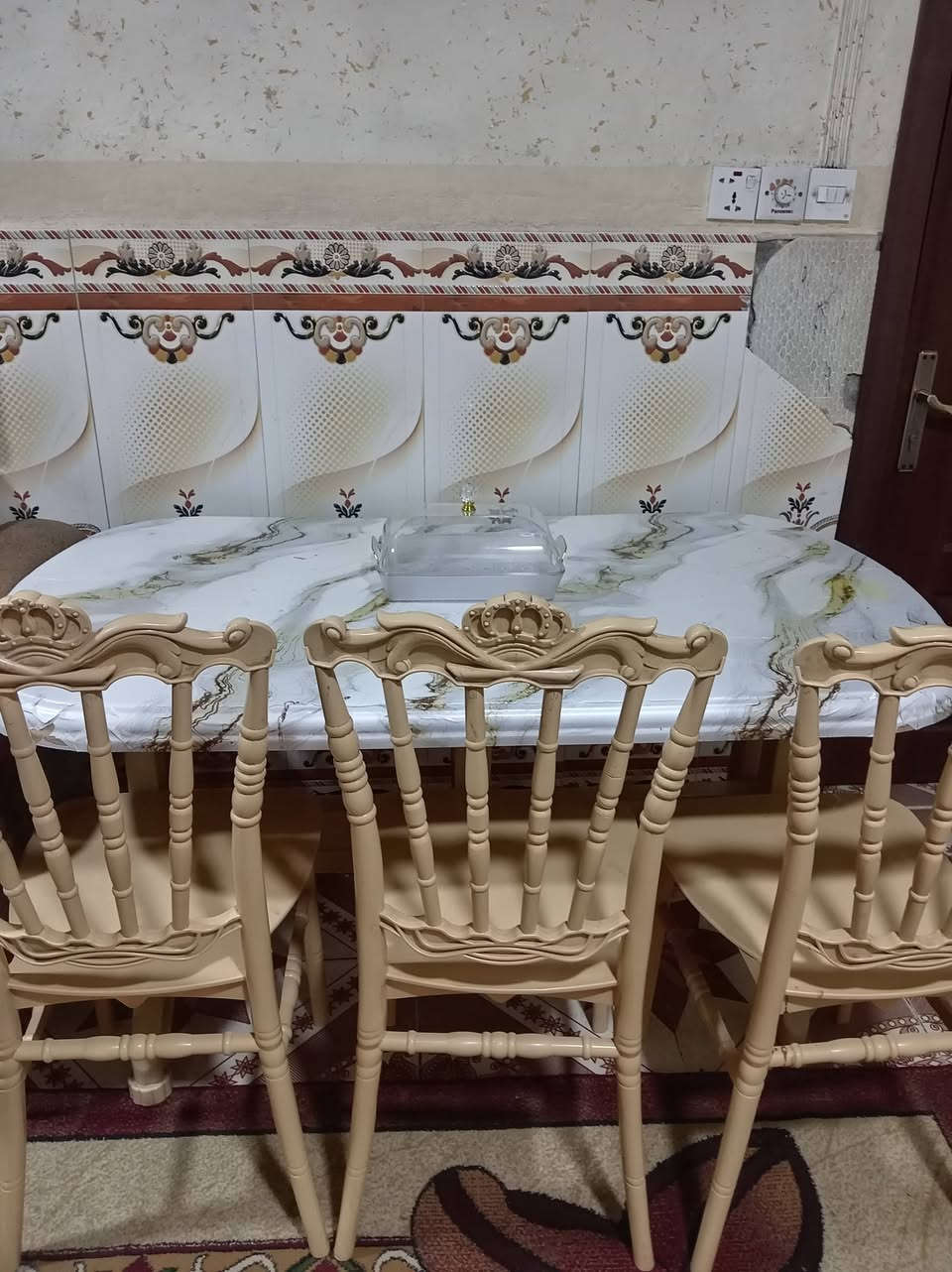 ميز طعام وثلاث كراسي نظافته كلش زينه مابي اي شي سعره ٤٥ وبي مجال للاستفسار الاتصال *********** مكاني بعقوبه جرف الملح
