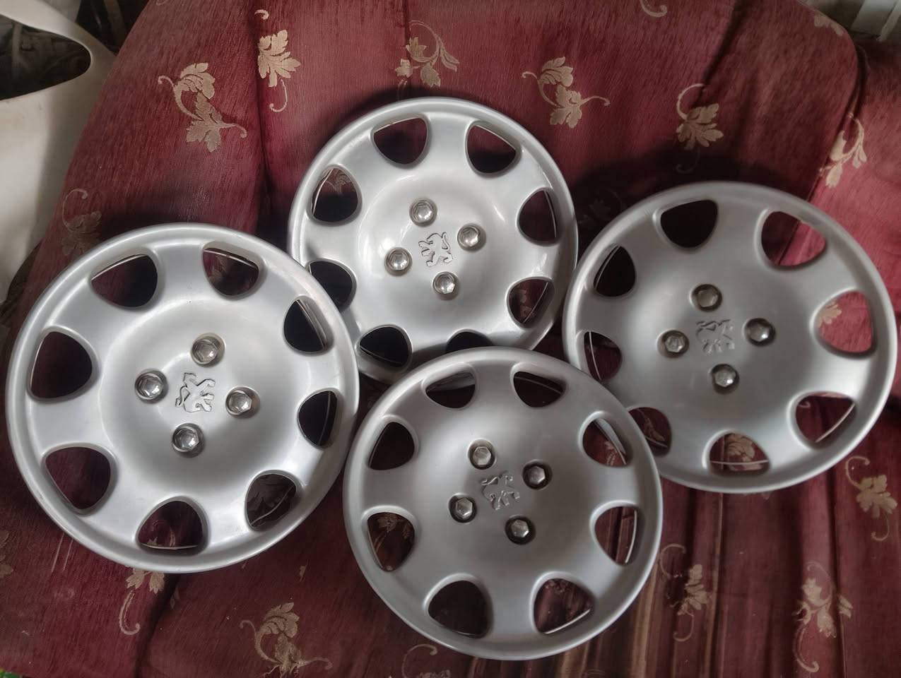 السلام عليكم
متاح كبات مال بيجوتخم جديدونضيف كلش السعر٢٠الف كوت خاجيه شارع 40 موبايل ***********
