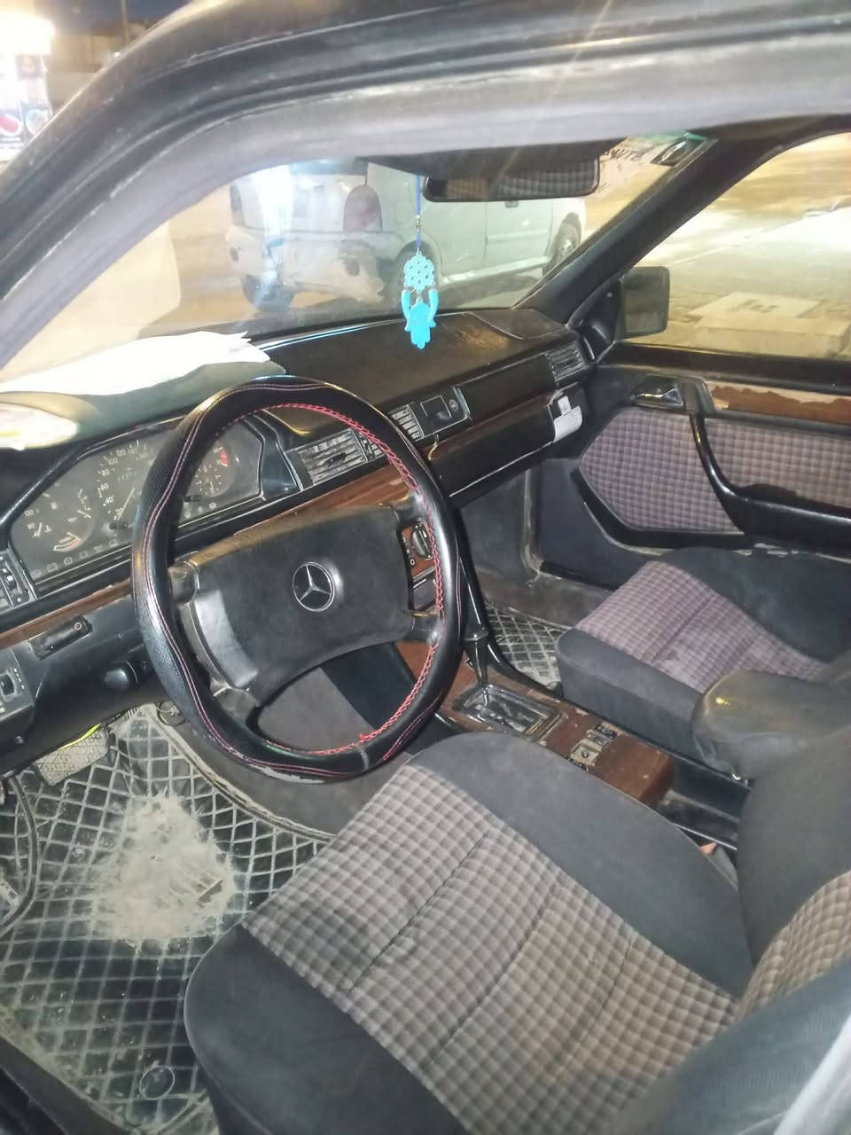 السلام عليكم
مارسيدس موديل 1987 رقم نجف باسم صاحبي مكينه 2500 بطه مكينه وكير مكفولات حداديه جديدة تبريد ثلج مكان السيارة نجف الحولي 
للاستفسار ***********
السعر 40 وبيها مجال
