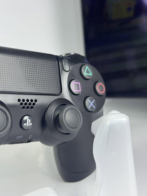 لحضه

يد تحكم لاسلكية PS4 DualShock 4

استمتع بتجربة لعب مريحة ودقيقة مع يد تحكم DualShock 4 المتوافقة مع جهاز PlayStation 4. تتميز بتصميم مريح، أزرار استجابة سريعة، وعصاتي تحكم تناظريتين تمنحان تحكماً سلساً أثناء اللعب.

المميزات:

اتصال لاسلكي عبر البلوتوث.
لوحة لمس (Touch Pad) مدمجة.
أزرار SHARE و OPTIONS.
مكبر صوت مدمج.
بطارية قابلة لإعادة الشحن.
منفذ Micro USB للشحن.
تصميم مريح للاستخدام لفترات طويلة.
متوافقة مع أجهزة PS4 وبعض أجهزة الكمبيوتر.

محتويات العلبة:

يد تحكم لاسلكية DualShock 4.
كيبل شحن USB.
علبة المنتج.

السعر 25000واصل


**إذا كنت صاحب هذا الإعلان وتريد حذفه لأي سبب، رجاءا أرسل رسالة إلى الدعم الفني**