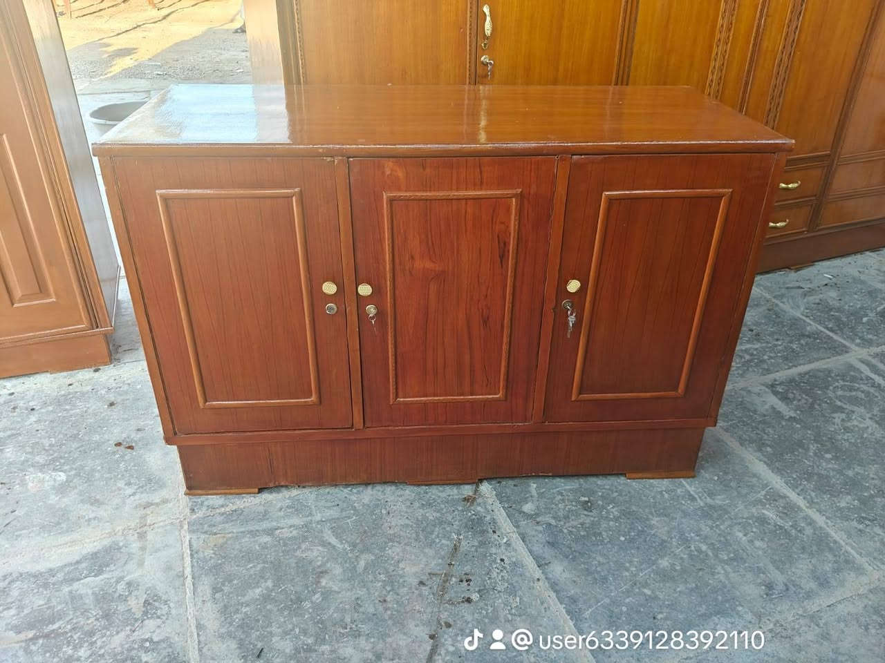 السلام عليكم
بوفيه قياس متر ونص مستخدم نظيف لسعر 65الف
اكو خدمه توصيل  داخل بغداد بكروه رقم الهاتف ***********
