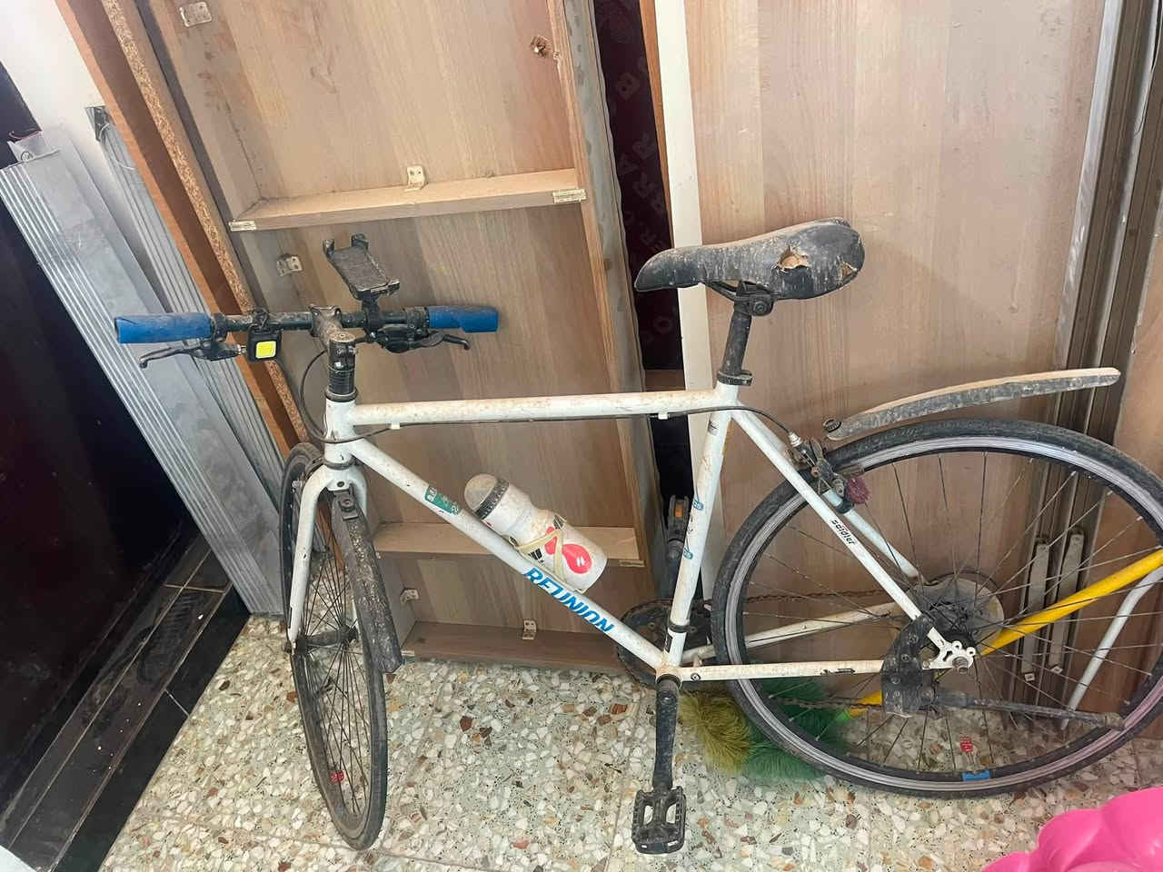 سلام عليكم عيني عندي هذا بايسكل ياباني كلشي مابي بس شوية متروك وعندي هذا BMX مال تعليك وحركات هم متروك ف اني ما حاط سعر بالي اريد ابيعهن 
مماني بغداد الدورة 
*********** 
هذا رقمي
