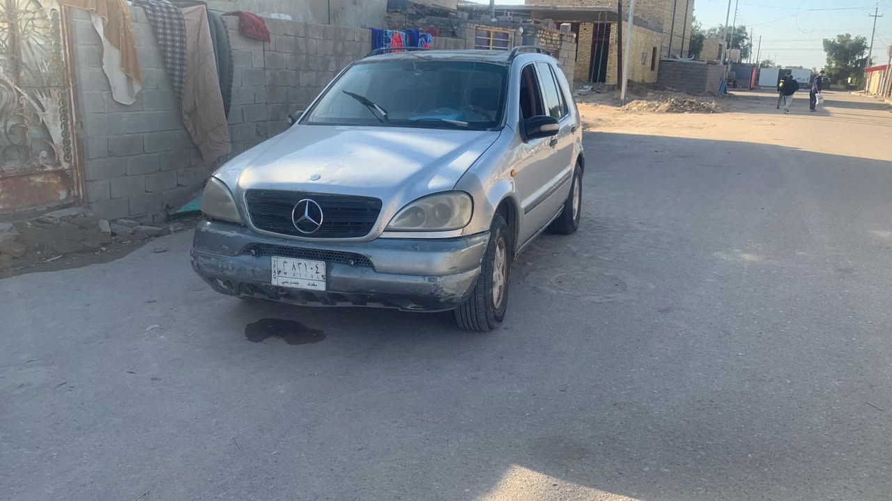 سلام عليكم اخوان مارسدس ML سياره نضيفه وحلوه مكفوله مكينه وكير جدد هستوني شادهن نقصها بس حداده فقط رقم بغداد راعيها الشرعي بل بصره مراوس بجنون ادوات ***********
