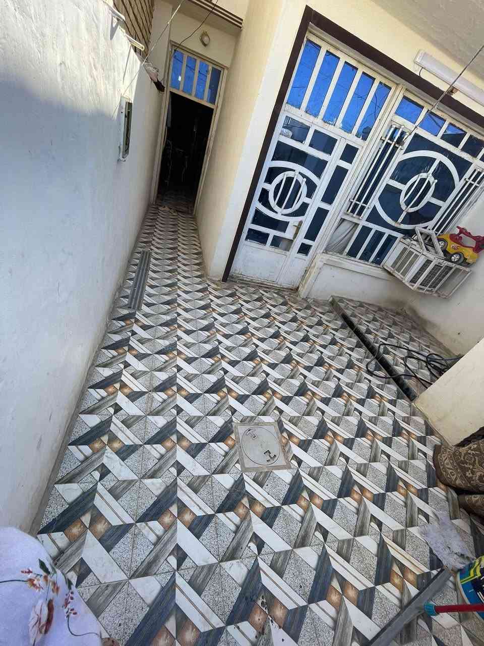 السلام عليكم 

للبيع  100 متر 

البيت جديد كله كامل 

طابق ونص 2 غرف نوم 

بناء طابوك 

مي كهرباء 

مجاري 

شارع ابو عمار الشريفي 

شارع 15 متر 

عالي عن الشارع 

البيت جاهز للسكن 

بناء على ايدي 

***********
