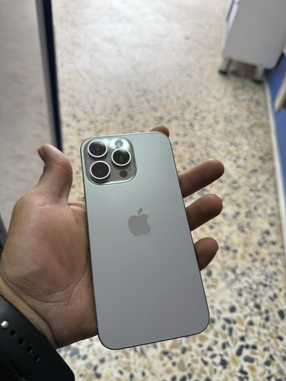 15 برو ماكس قافل ايكلود
نظيف ولا طخة 
السعر 450 قفل قفل قفل
***********
