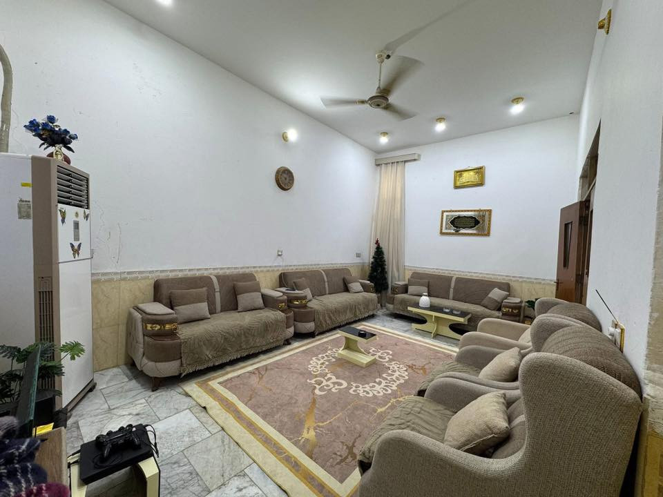 بيت للبيع 155 متر طابقين بناء طابوق و كونكريت  3 غرف مطبخ حار وبارد 
العنوان بالبطاط  شارع الفرن قريب ع بيت ام علي الجوايه 
رقم صاحب الدار  ‭0782 784 9603‬
