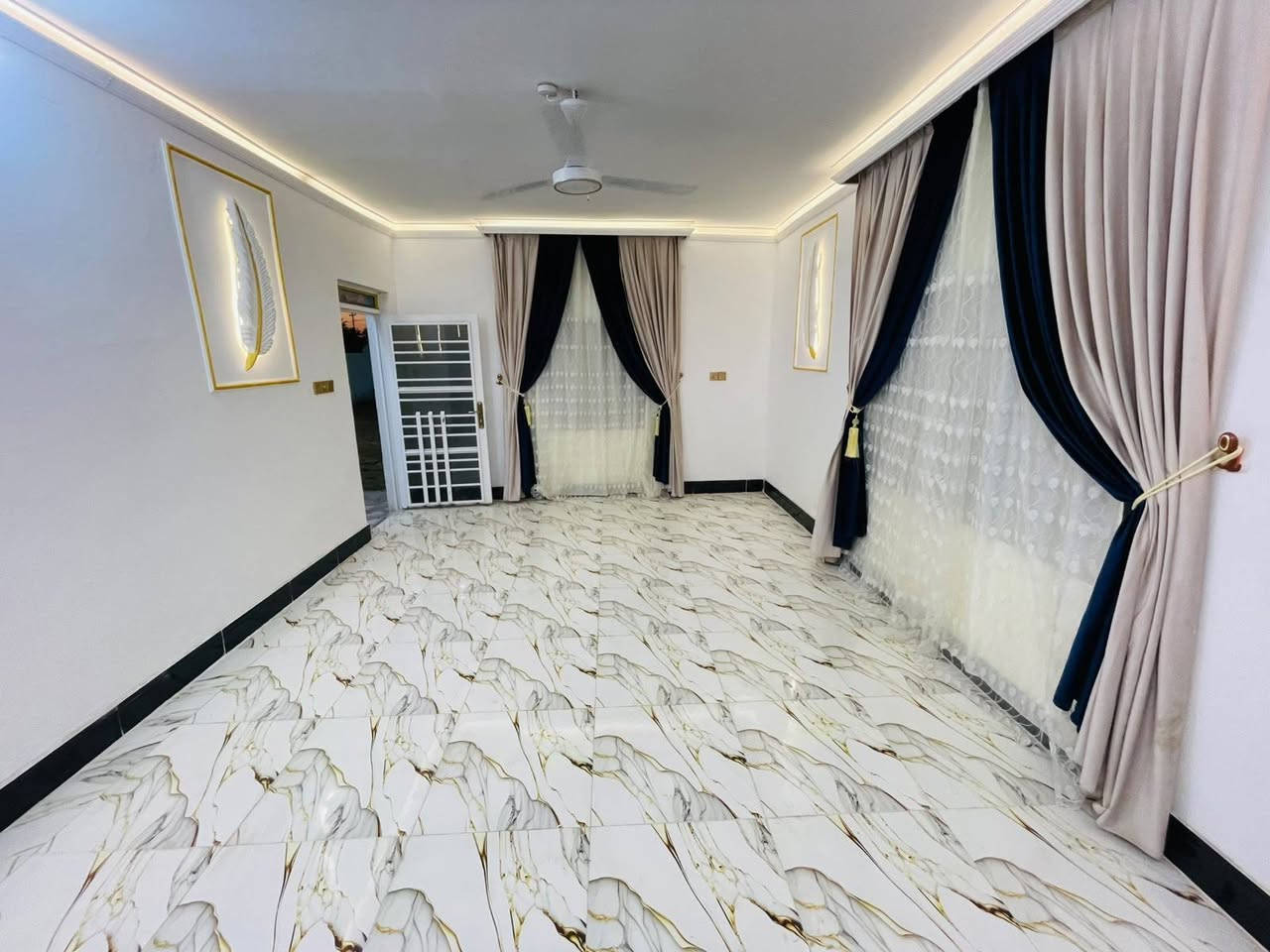 سلام عليكم من رخصت مدير الكروب دونم مع بيت البيع جاهز من كلشي مضيف ٦ متار غرف نوم ٢ هول مطبج جارجي صحيات البيت وصحيات الخطار خارجيات وشو المقطع البيت جاهز من كلشي مكان حلو قرب معمل الغاز قرب ابو حسين ابو سراميك الخفاجي قرب جبله قرب شارع العام البيت فارغ جاهز اخوكم سيد خالد /*********** /*********** كل الخدمات موجوده من كلشي
