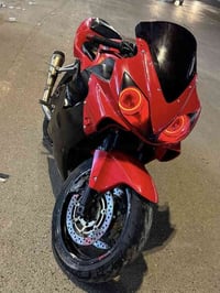 للبيع افوراي 2004   مكينه مفتوحه  الدراجه مناقصها كلشي بس دوشمه الكشن ...