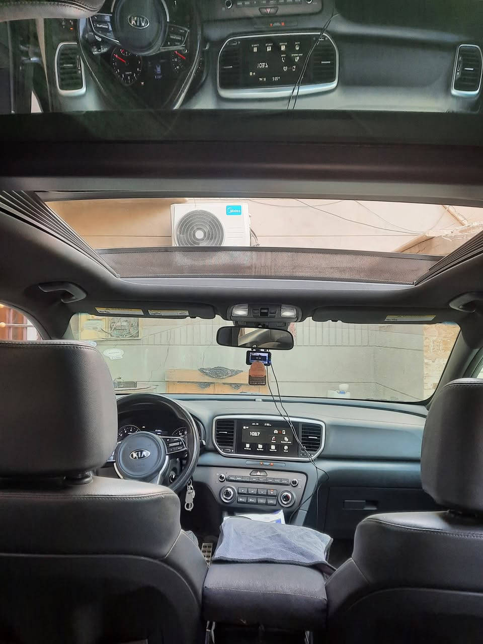 السلام عليكم
كيا سبورتج 2022 وارد امريكي (بلاك ادشن) ومعروفه مواصفاته فول للاخير عدا البصمة صور الحادث بالمنشور 
رقم أربيل باسمي
السعر ٢٠٥
مواصفاتها
1 بانورما 
2 محرك 2400 GDi
3 تبريد قطعتين
4 ستيرن رياض حرف D
5 فول تحكم ستيرن
6 شفتات سرعة وقيادة ذاتية
7 ثلاث انظمة قيادة 
8 مثبت سرعة
9 كشنات جلد كلها اسود الامامي تحكم كهرباء
10 رادارت
11 تحديد مسار
12 نظام منحدرات
13 مري كهرباء شفط واشاير بالمري
14 فور ويل
15 نقطة عمياء
16 ويل كب اسود رياضي حجم 18
17 ماشية ٦٦ ميل
18 شاشة اعطال
19 شاشة ابل وكار بلي
العنوان بغداد للستفسار ***********
