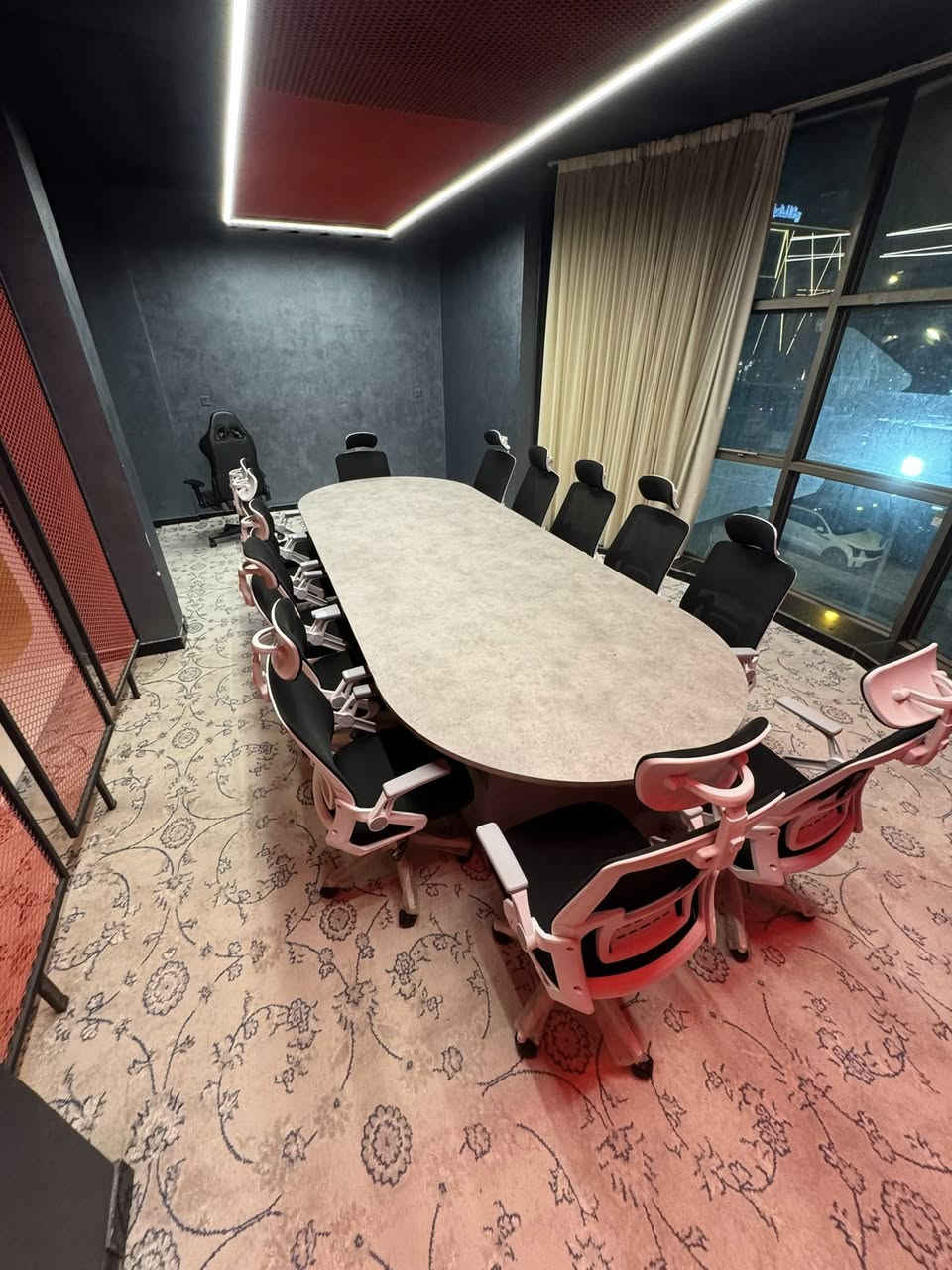 ميز اجتماعات خشب mdf  اصلي 
قياس 280 cm x  طول 
عرض 110cm 
تقريباً 
السعر 500 الف 
للتواصل ***********
