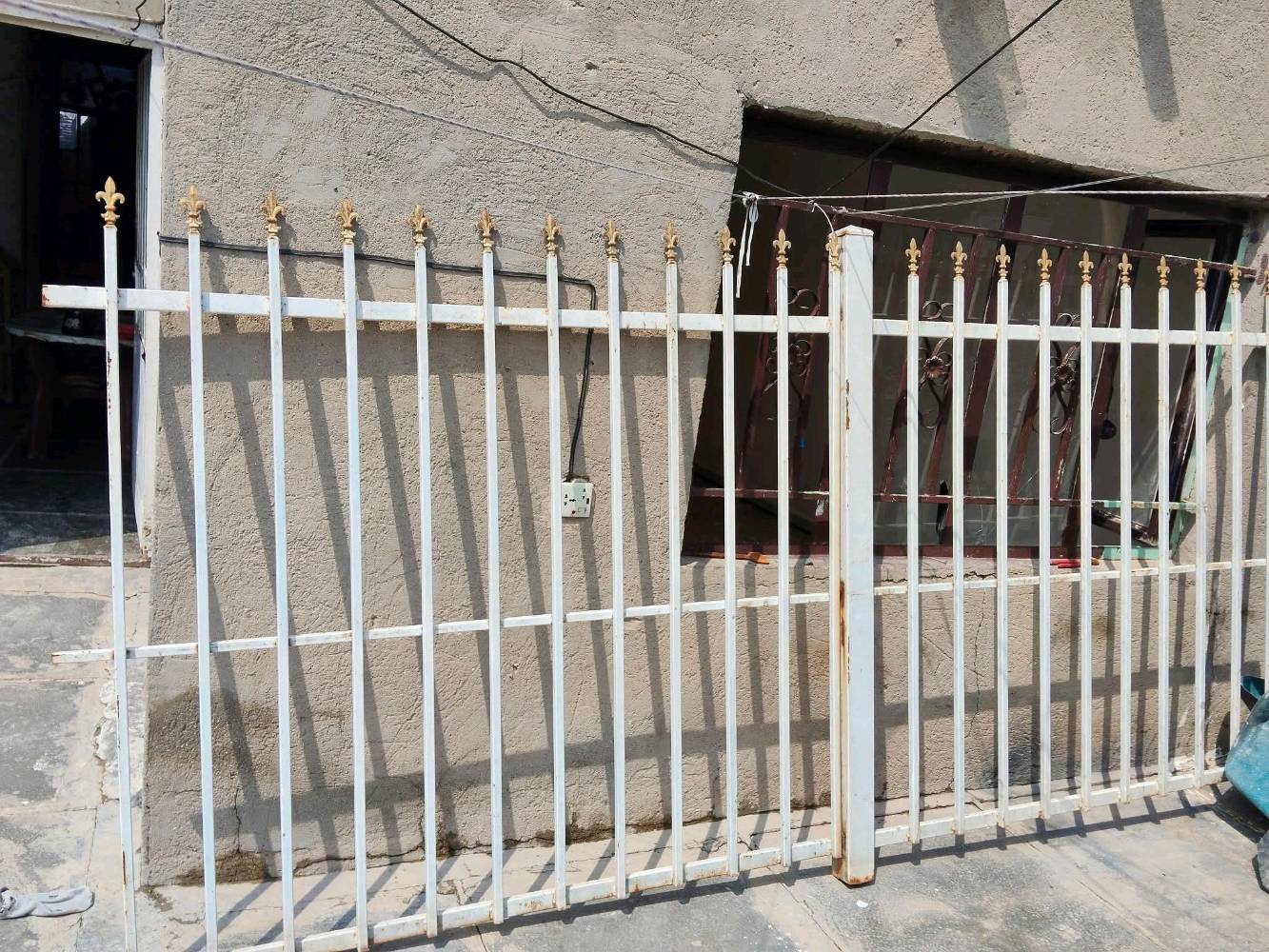 محجر تفصال حديد ثقيل مصبوغ جاهز ارتفاع متر و60
قطعتين طول 4 متر وقطعه طول 3 ونص متر وباب عرض متر و20 
السعر 350 بي مجال عنوان بغداد /الرشاد