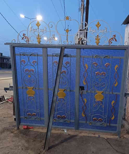 يا الله ابواب خارجيه نقشه شيش باكستاني اسعار كلش حلوه ورخيصه القياسات والشكل واللون حسب الطلب الضمان سنتين حديد من ثنين ملم الى ملم عراقي وتركي  يوجد خصم ل اصحاب المعارض والسكلات 
***********
نعمل كافة انواع الحداده سقائف ابواب شبابيك وباقي اعمال الحداده عمارة
