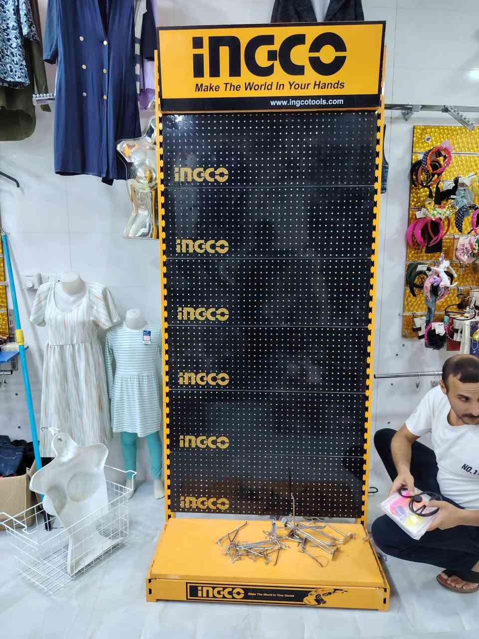 عندي ستاندات ملكات كامل ونص ونحت  رفوف تعاليك تعزيله محل اسعار حلوه ومناسبه متوقر توصيل تواصل واتساب ***********
