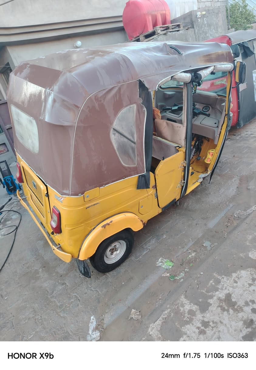 السلا عليكم تكتك موديل ٢٠٢١ مرقمه بسمي تحويل ثاني يوم رقم نكليزي التكتك ما ناقصه شي كهرباياته على وضع الشركه مكينه ما مفتوح بيه برغي فقط زنجيل مبدل بيه كشره كدام عينك التكتك احله من الصور المكان بغداد قضاء المحمودية الشراي يتصل ويدلل ***********او ***********
