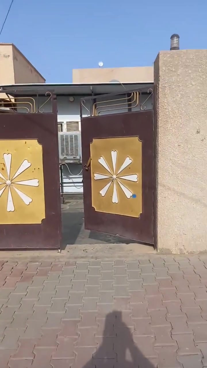قطعة ارض للبيع مساحة ١٥٠م  شارع تجاري مشيدة عليها دار سندويج كامل واجهة القطعة ٨.٤٠ م  ونزال ١٨م باسمي سند جديد  موقعها مميز جدا وسط تكريت مكانها  تكريت  حي شيشين بداية شارع التقاعد مجاور مجلس محافظة صلاح الدين وخلف مستشفى التوفيق الاهلي وقرب متوسطة القيروان وقرب ثانوية عقبة بن نافع تريد القطعة وحدهة ابيعهة تريد مع البيت السندويج هم يرهم للاستفسار ***********   ابوعبدالرحمن
