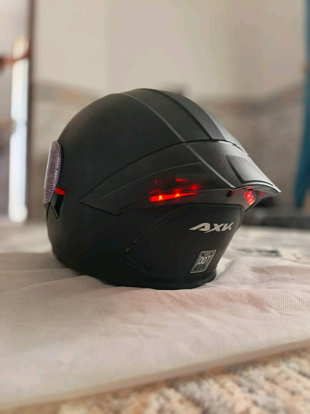 خوذه للبيع بيها لد 3مودات الخوذه جديده بيها جامتين داخليه مضلله وخارجيه شفافه 
سعرها 55
المكان الرمادي 
