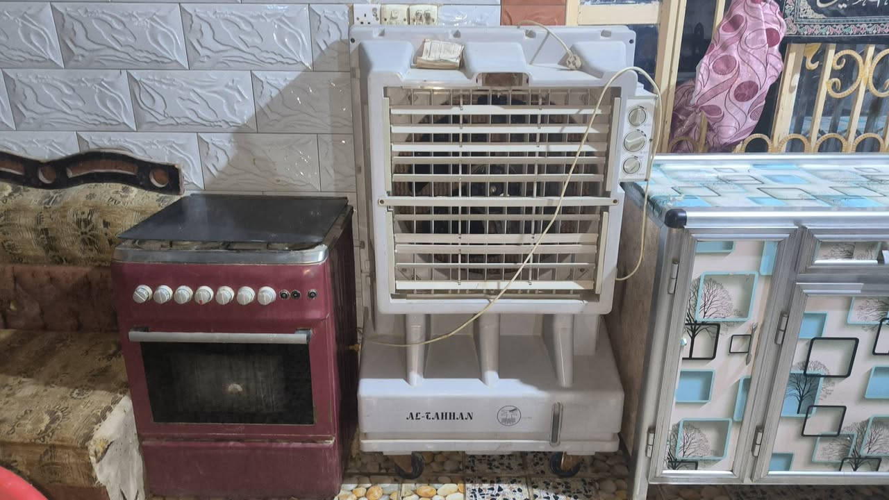 متاح كاونتر نظيف وشغل اولى قديم وثقيل السعر 150 وبي مجال قليل وطباخ نظيف اربع عيون فرن شغال وناره زركه خير من الله سعر 85 وبي مجال ومبرده المتين حجم كبير اخت الجديده سعرها 200 وبيها مجال قليل بس الشراي يتصل اخوان عجبك السعر بخدمتك ما عجبك كول الله يرزقك تحياتي لكم مكاني طوريج حي الجمعيه رقم الهاتف ***********
***********
