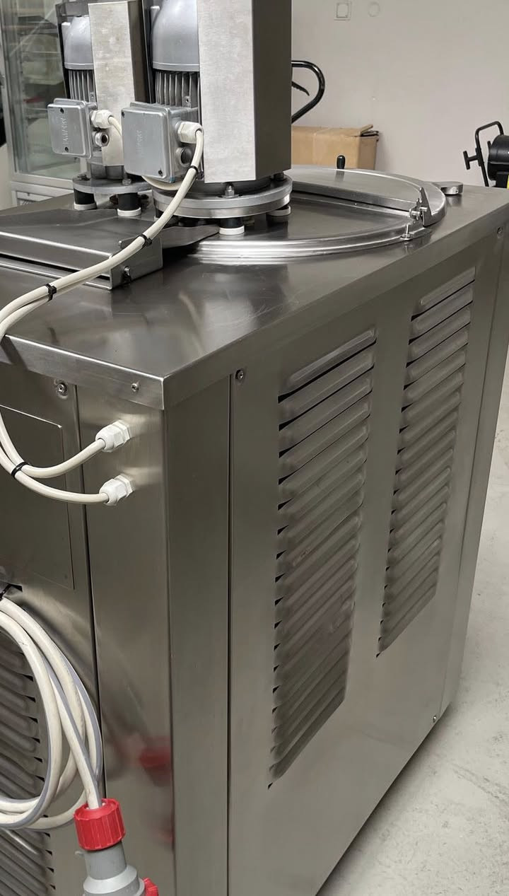 سلام عليكم لبيع بستره مارك110 لتر غير مستخدم في العراق اخو جديد لتواصل***********
