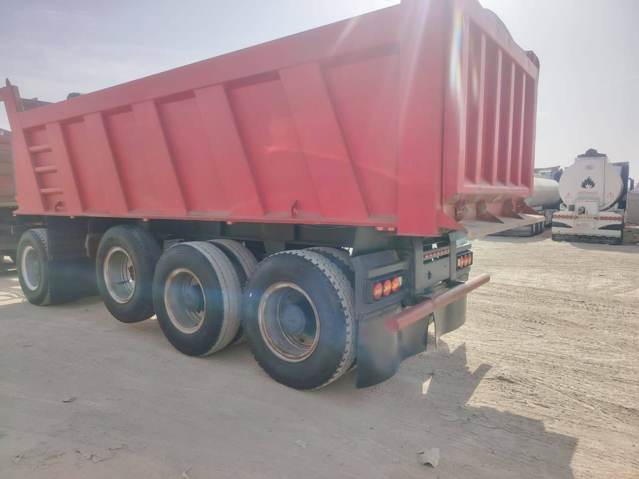 السلام عليكم مقطورة للبيع طول 7 ذرعة 20 متر تخم تاير جديد ///***********
