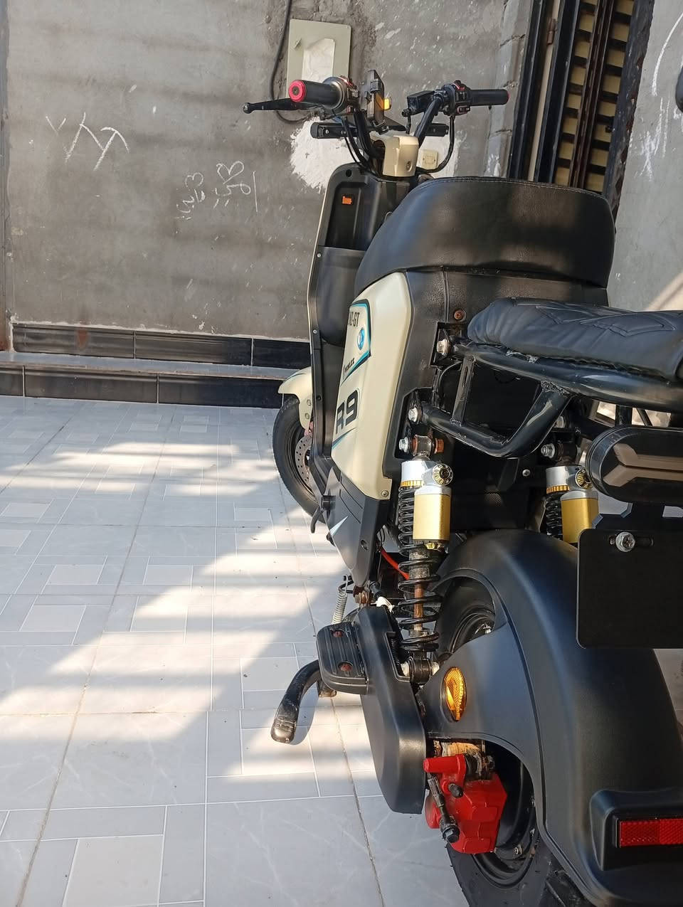 دراجه R9 ملف 1200 سرعته 109بطاريات خمسه ختم شركه ويلي شحنه لوحده تمشيك40 كيلو داجه نضيفه السعر 450 وبيه مجال مكان ابي الخصيب البهادريه وتساب***********
