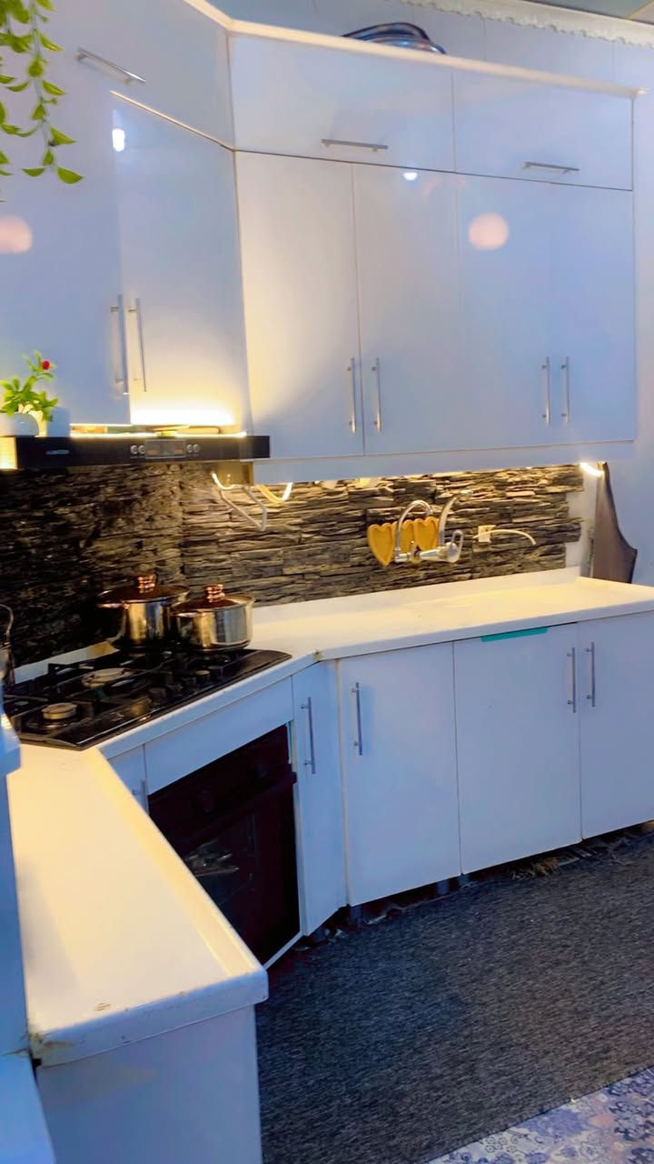 السلام عليكم بيت للبيع المساحه 165 م يتكون من صاله ومطبخ واستقبال وغرفتين نوم . وصحيات داخليه وخارجيه. كامل. خدمات. عنوان البيت دور الحجر خلف البانزين خانه. للاستفسار ع هذا الرقم. ‭ ‭0772 330 9075‬
