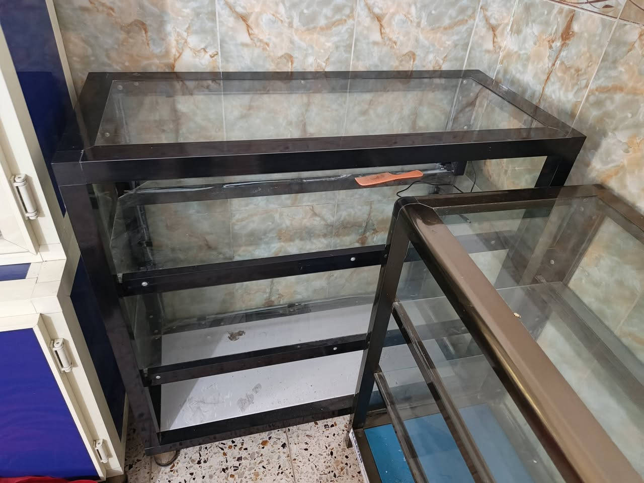 رفوف المنيوم  + فاترينات ٢ المكان بغداد التواصل خاص او الاتصال ***********
