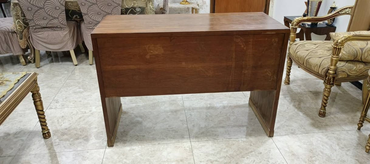 الميز ثابت جدا ما بيه اي مشكله وكل المجرات سليمه 
ابعاده
 عمق 50 
طول 120
 ارتفاع 80 
السعر 40 الف ما عندي توصيل
مكاني بغداد العامريه ***********
