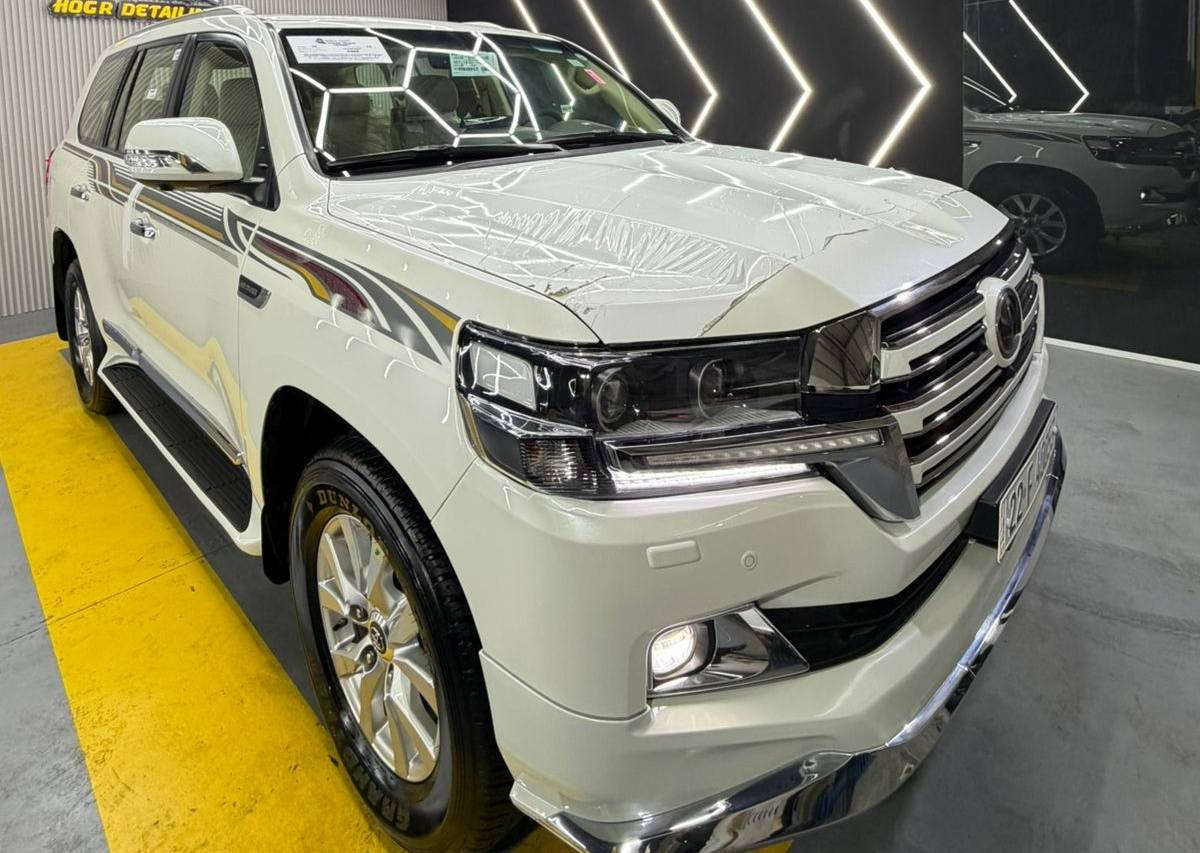 تويوتا لاندكروزر 2017 GXR وايت إديشن – شركة جيهان المسافة المقطوعة: 106,000 كم حقيقي
السيارة بحالة ممتازة ونظافة عالية
محرك 6 سلندر
فل مواصفات شركة جيهان – باب أول
الحالة والكفالة:
* السيارة مكفولة كفالة عامة
* ملاحظة بسيطة: كارت خفيف بحافة هلال الجملغ الخلفي فقط
* ما عدا ذلك، السيارة مكفولة من كل شيء
* بدون شخوط، بدون حالوب، بدون تبديل
* المحرك والگير بشرط، غير مفتوح وغير ملعوب به

💎 ســعــر ✅ ::  الــرد تلقائي📮

مواصفات وايت إديشن (فل كامل):
* بصمة
* 8 إيرباغ
* فتحة سقف
* 4 كاميرات
* ثلاجة
* لايت أسود + LED نشرات
* كراسي جلد
* دبل
* كوشنين كهرباء
* كرسي السائق 3 أزرار
* مرايات شفط
* شاشة كبيرة
* حساسات أمامية وخلفية
* نظام ECO
* لايت حساس مع تنظيف
* لايت LED وزينون بلادي
* داخلية بيج
* ستيرن فوليوم
* مواصفات معروفة كاملة
سنوية جديدة
زنك ورقم جديد
الشاصي والحدادية بشرط وجاهزة بالكامل

رقم صاحب السيارة 
***********
