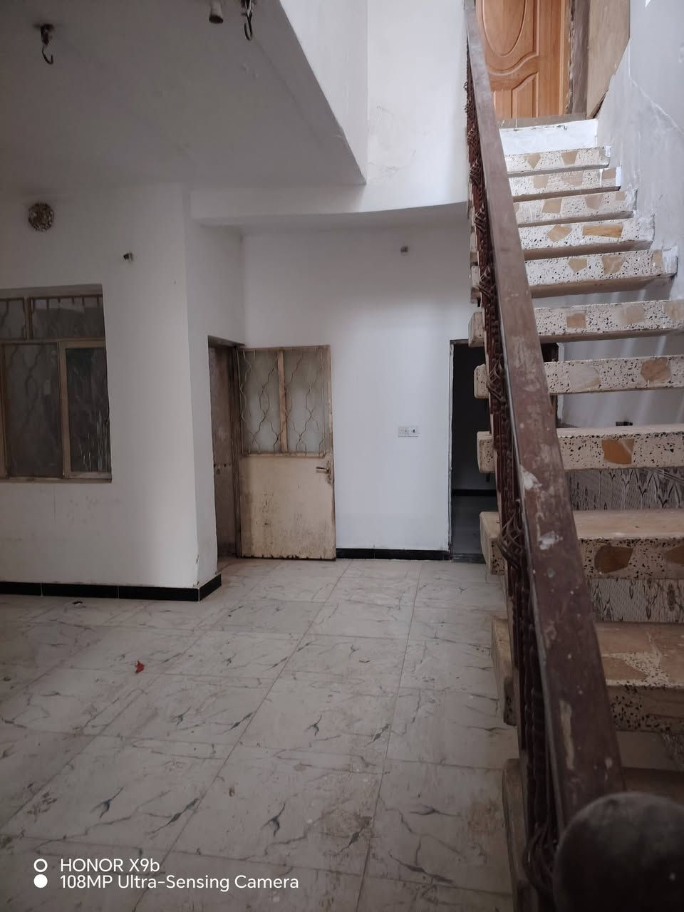 في كربلاء المقدسه...
♦️ 🏠 بيت مساحه ١٠٠م واجهه ٥×٢٠ عكاده بناء نظيف جدا ..
♦️ يتكون من الطابق الأول /طارمه كبيره ومطبخ♨️ معزول واستقبال وصاله كبيره وغرفه نوم 💤 ومنور وصحيات خارجيه معزوله  وحمام خارجي ..معزول..الطابق الثاني /غرفه نوم سقفها سندويش ٦سنوات صارله سقف  شغل مضبوط وسطح كبير
♦️ العنوان/حي الأمين الأول  شارع الحر خلف مجمع همسه للإلكترونيات فرع أسواق اي مارت الغذائيه ..
♦️ شارع عرض ٨متر خدمات مجاري متوفره
♦️ طابو زراعي سند ٢٥ إقرار محكمه من المالك مباشرة تفاوض مع صاحب البيت مباشر
♦️ يبعد ٣٥٠متر عن شارع تجاري المولات والصيدليات  وخط باب الحسين كوسترات
♦️ سعر ((٦٥مليون)) بي مجال  قابل للتفاوض ..ويكون تفاوض مع صاحب البيت مباشر
للاستفسار مكتب الأوس للعقار ابو سجاد*********** ابو وائل ***********
