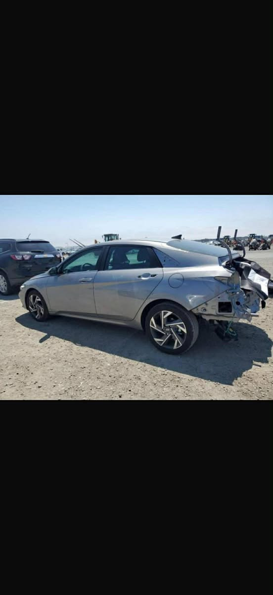 السلام عليكم
النترا موديل 2025 وارد امريكي حادثه موضح بالصور ماشيه 8000 ميل السياره لمتد 1/1 السعر 180 وبيه مجال للستفسار الاتصال عله الرقم *********** مكان السياره بغداد الامين الثانية
