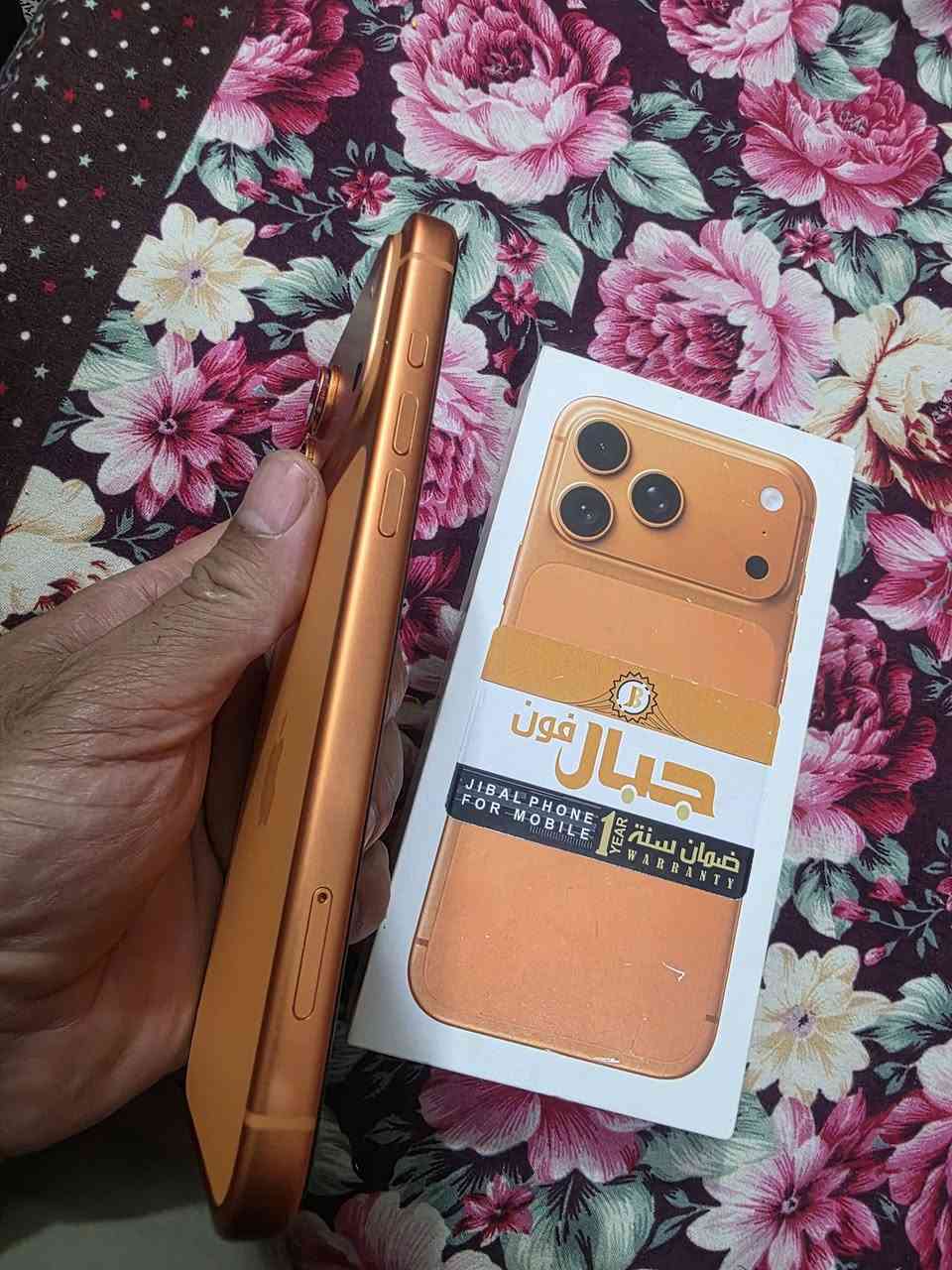 السلام عليكم للبيع ايفون 17 برو ماكس ذاكرة 256 بطارية 🔋 99 غراضة كاملة
نضافة الجهاز 100 %100 
السعر 1850 بي مجال قليل 
الجهاز شريحة سيم كارت مو ايسيم 
عنواني بغداد تقاطع النهروان 

رقمي *********** واتساب خاص متواجد
