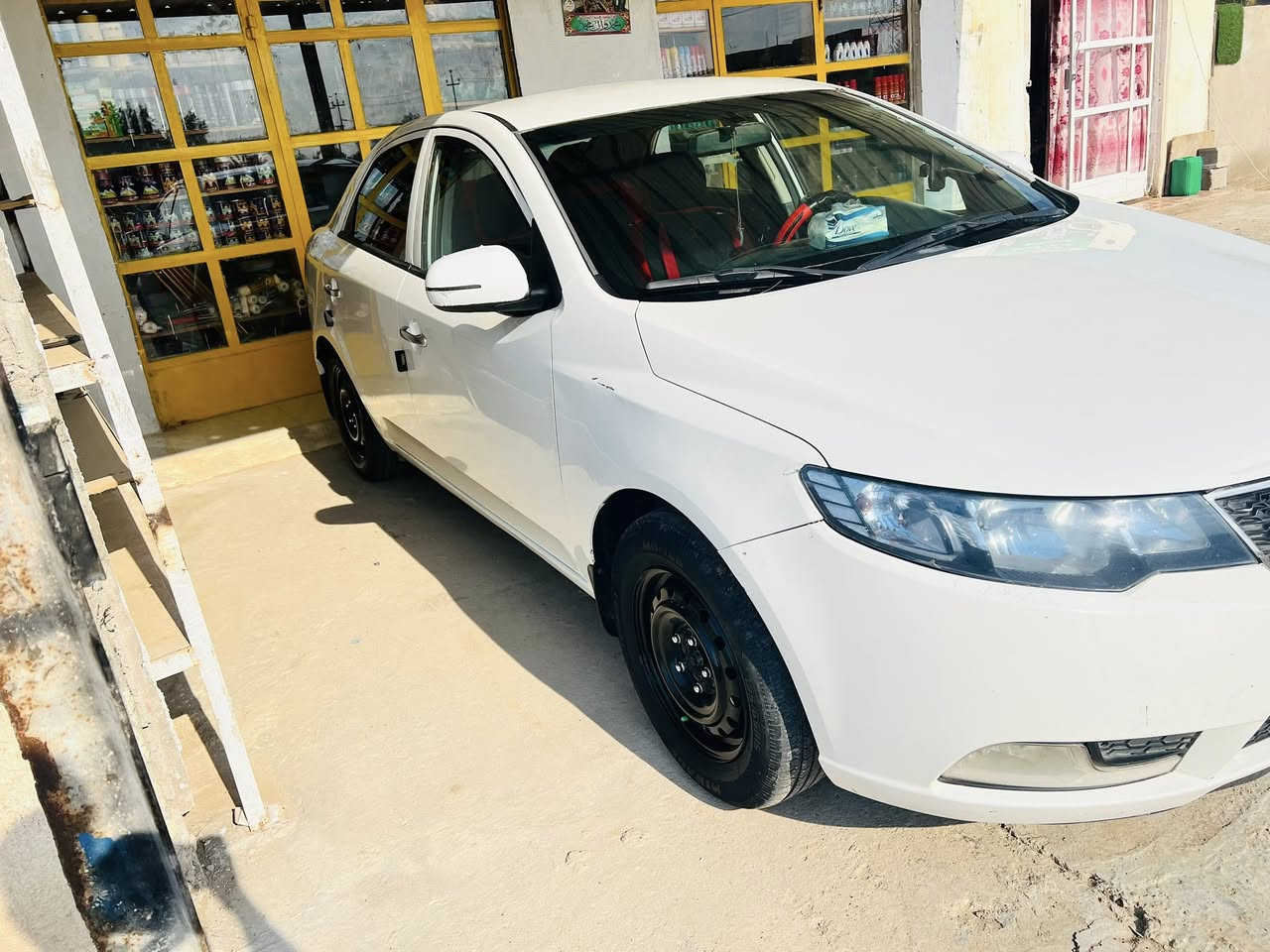 السلام عليكم ورحمة الله وبركاته للبيع سيراتو ٢٠١٣سياره بيه مكانين بارد وباقي مكفول كير مكينه كفاله
تبريد حداديه تاير كله جديد 
سياره مواصفات عاديه 
مكان سياره واسط الشحيميه ***********
سعر١١٠
