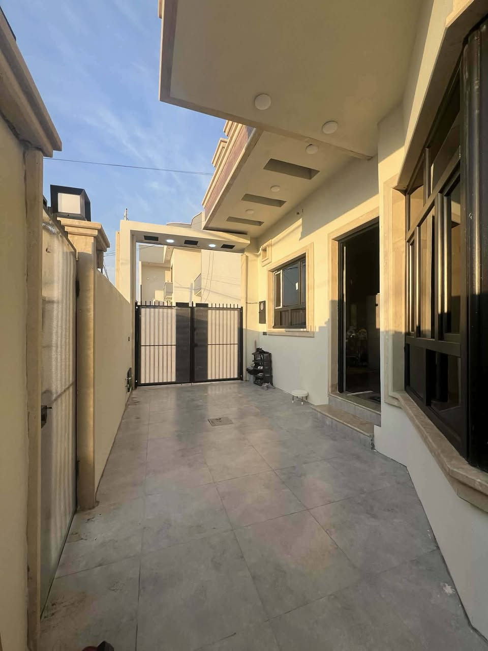 ألف رحمه على امه وابوه اليتفاعل ويعلق على المنشور 
دار للبيع التعليم العالي (غرفة تجارة )المساحه ١٤٠ متر ركن مربع غرفتين نوم هول وستقبال تسليم مفتاح البيت كامل جبس مبورد السعر ٩٩ وبي مجال مجال للاستفسار اكثر ***********
*********** واتساب *********** 
يتوفر لدينا قطع اراضي للبيع في حي التعليم العالي والتربيه بأسعار مناسبه وكذلك يوجد لدينا نضام البناء بالتقسيط
