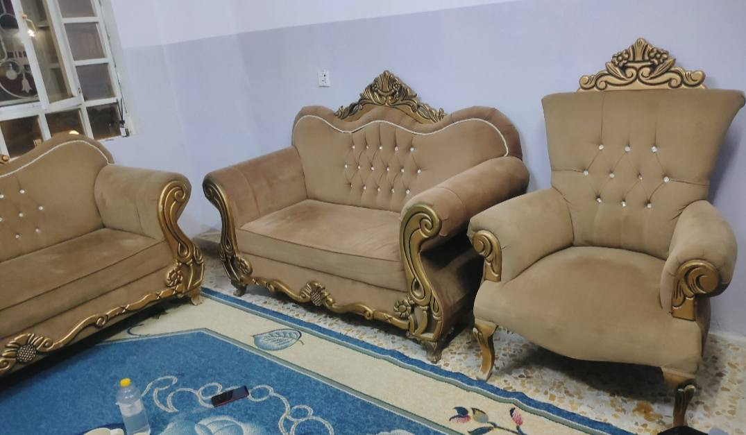 للبيع مستعجل
طخم تركي نظيف السعر 100 الف ***********
