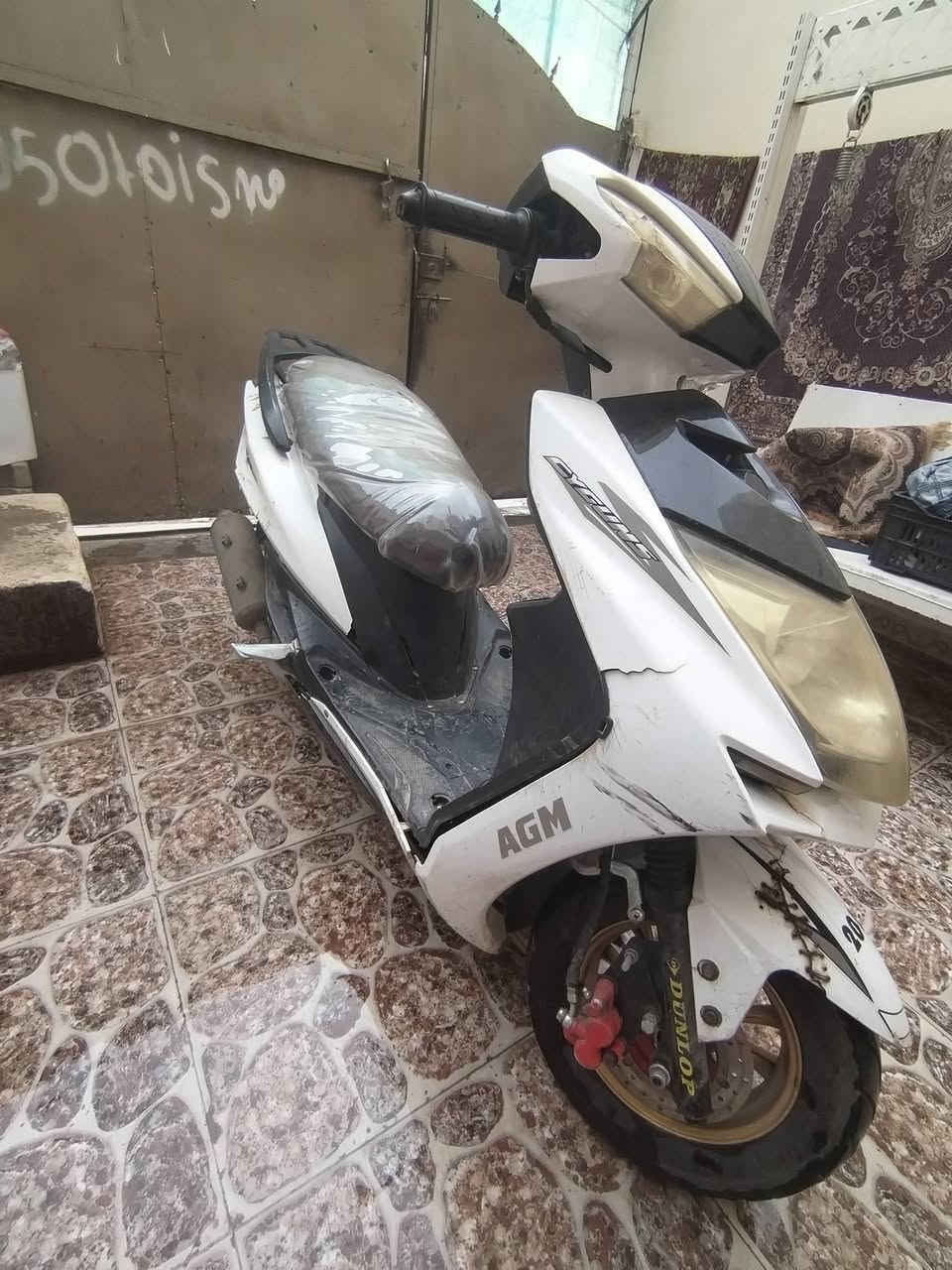 ماطور ماكس للبيع اي عيب ما بي شغال محرك نضيف الكفرات شوي مكسوره السعر 210 ***********
