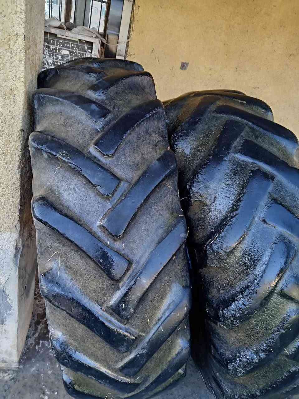 سلام عليكم تايرات للبيع جدد الحجم 18 30 ***********
