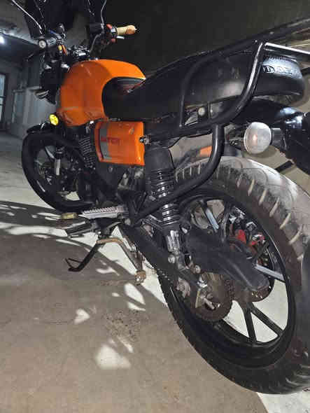 مرقم بغداد ب اسمي تحويل بالوكت الي يعجبك 
.... 
ملاحضة قبل ما اكتب مواصفاتها و الي مخليها
((( بيها خيط تبخير كلش خفيف ))) 
مزود الها لايت زينون ، و سيباية عمل لان سيبايتها الاصلية كلش خفيفه و تطك ب اي حمل خفيف 
الدراجه كلش قوية و نشطه و سريعه و خير من الله 
ما بيها اي نقص و بيها ادامه كامله قبل اسبوع سويتلها من زنجيل و فلاتر و دهن و امانة الله كله محسن افولها و كلش مرتبه و موجهه 
(مشتري الها قمجي مال كلج و قمجي بانزين و مبدل الها قمجي مال خناكَ كابريتر و وياها كابريتر مستخدم والايت القديم مالتها موجود و الامرايات الجنابيه الابلاديه مالتها موجوده ) 

(((( السعر مليونين و 200 الف )))) 
تجي تاخذها من باب البيت و بالخدمه 
مكاني بغداد / العامرية 
***********
