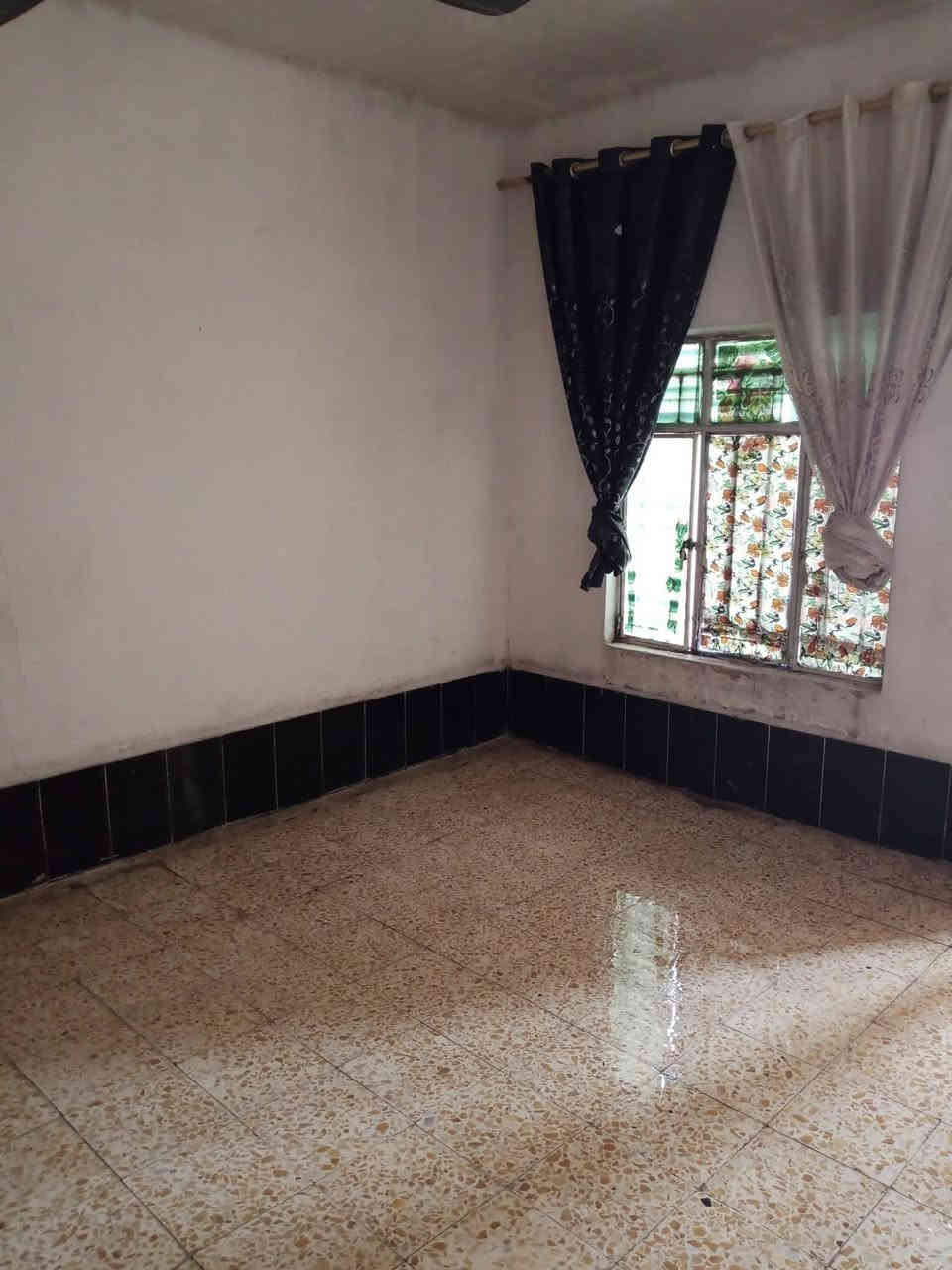 السلام عليكم ورحمه الله وبركاته بيت مقابل شارع 60 بيت مساحته 350 بيت نضيف تبليط  مجاري فول هاذا رقمي ***********
