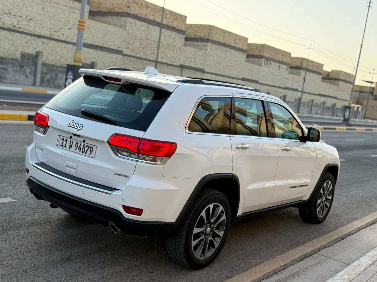 جيب كراند شيروكي خليجي limited plus
وكالة ليث العبيدي رقم بغداد الدولي باسمي 
الموديل : 2018 
عداد المسافه :86 الف mill
حجم المحرك : 6 سلندر 
السياره خليجيه كفاله عدا شبر صبغ فوق باب خلف سائق .. كير ومكينه مكفول 
تايرات جدد شادلها تخم 
المواصفات ..
بصمة تشغيل وابواب تشغيل عن بعد 
3 شاشات .. بانوراما سقف 
داخل مقاعد جلد تحكم كهرباء تدفئه تبريد 
حساس امامي وخلفي ونظام تحذير اصطدام 
سستم سماعات 10مع مكبر صوت دمام 
تبريد قطعتين وايضا كشن خلفي بي هيتر 
مري قلاب عنده الرجوع وايضا شفط كهربائي 
صندوق كهرباء فتح وغلق 
كشن حظن مع ذاكره خزن ميموري
نظام اوتو ديم تعتيم مرايه  
ويل كب حجم 20 انج  
شاشه نظام اندرويد و اوتو وابل كار بلي 
رادار توقف خلفي مانع تصادم
اناره زنون مع زراك لايت 
السياره بحالة الوكالة جدا جديده 
السعر 268 ورقه وماكو هيج نضافة بهل سعر 
لاستفسار اتصال على ***********
