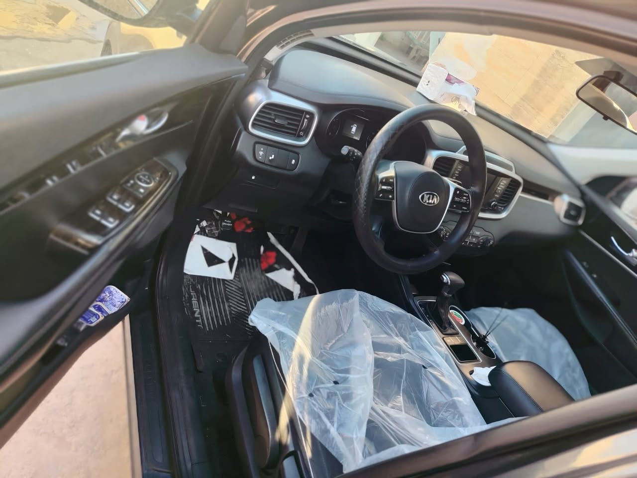 السلام عليكم 
كيا اسورنتو ١٩ أمريكي رقم سليمانية لون رصاصي طوخ حادثها قبق جنطه مبدل بدون ايرباك مصبوغ باب خلفي شخط بالعراق ٧ راكب محرك ٤ سلندر ماشية ٦٧ ميل نص فووول داخل صاج اسود البوب صدر امامي خلفي جديد زوج تاير جديد السعر ١٨٠ وبيها مجال
مكان سيارة ابو غريب 

***********
