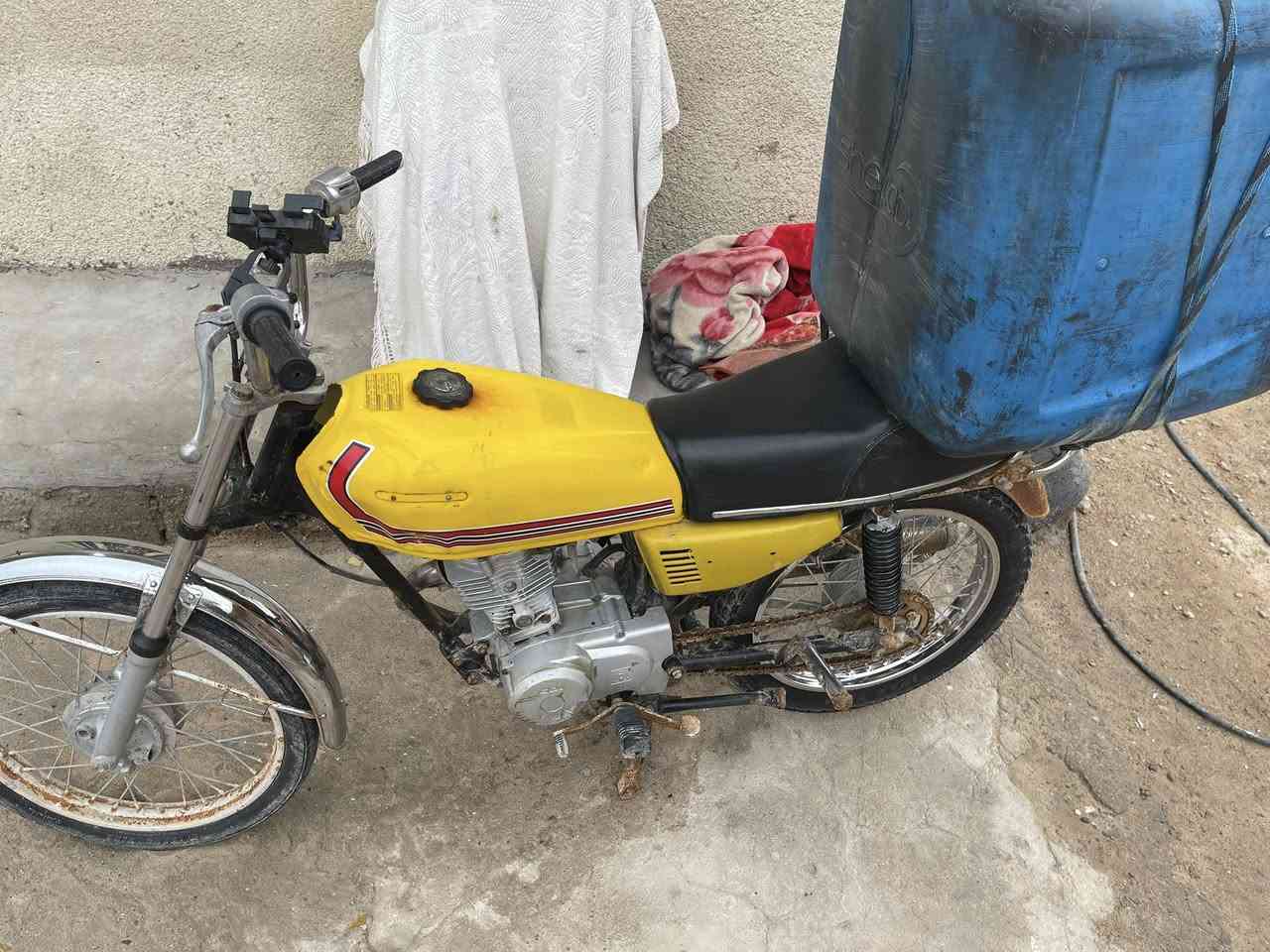 دراجه ايراني ادوات 
السعر 275 
هيه ول صندوك وياها 
ملاحضه تاير كدامً بنجر 
***********
