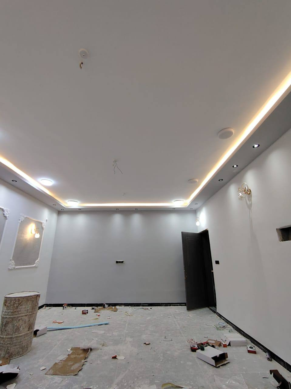 بيت للبيع
المساحة ( ٣٠٠ ) متر
أمام حديقة عامة 
البيت ما مسكون ابد ( جديد)

تبريد مركزي 
عدد المطابخ ٢
عدد الغرف ٥
عدد الحمامات والمرافق الصحية ٣
هول 
صالة 
ديوانية
العنوان الانبار الرمادي 
***********
