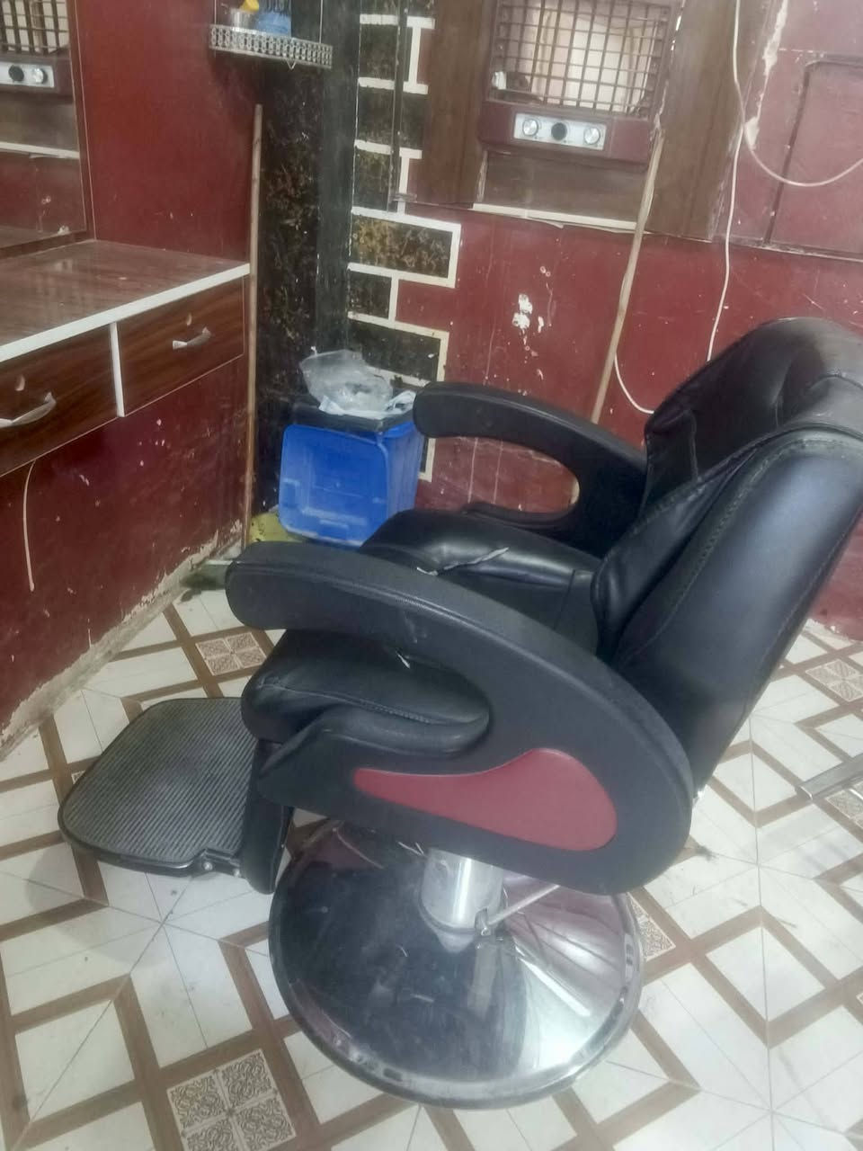 ميز عدد ٢ وكرسي واحد للبيع ***********
