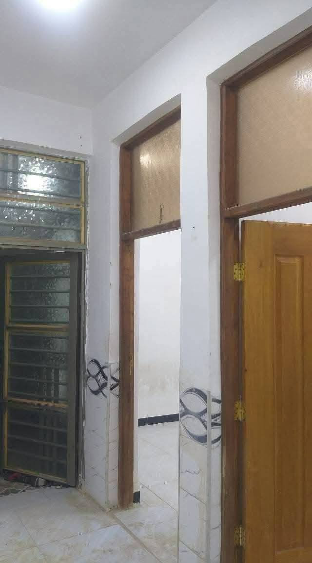 السلام عليكم دار سكن للبيع حديث غير مسكون في الكوت منطقة حي الحكيم نزلة مدرسة الرميلة بالقرب من الكورنيش مساحتة 150م وشارعة 10م البناء طابوق درجة اولى والسقف صب مسلح والارضية والجدران سيراميك ويتكون البيت من غرفتين نوم وصالة واستقبال ومطبخ وصحيات داخلية وخارجية ومتوفرة كافة الخدمات ماء وكهرباء ومجاري ومرقم من قبل البلدية السعر الاستفسار الاتصال على هذا الرقم
***********
