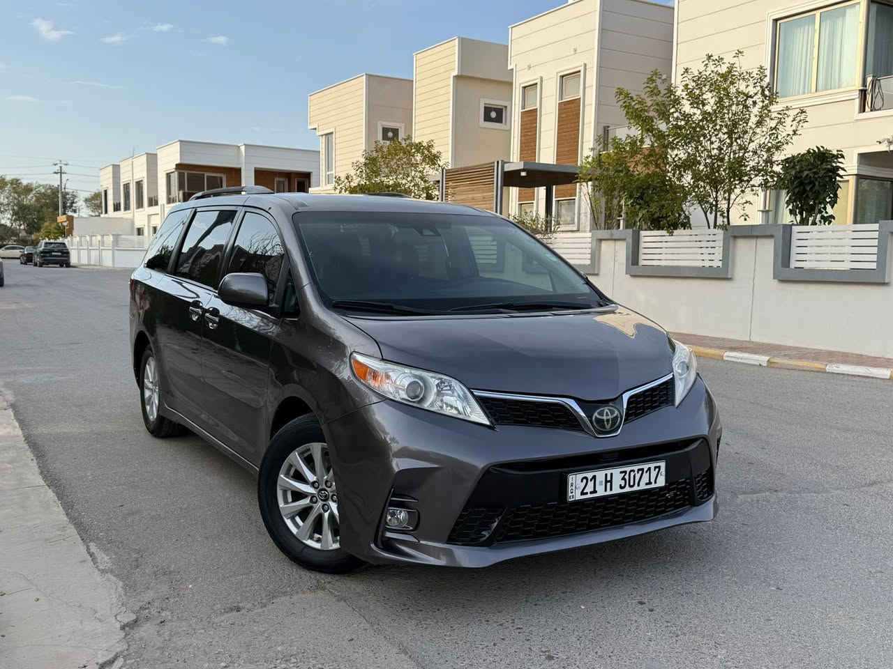 سلام عليكم
تويوتا سينا 2019XLEفول
***********
سياره بيها مكانين على كد شبر بارد 
بدون صبغ بدون تبديل جديده كلش سياره ممشتغله 
مكينه 3500 /6 سلندر بشرط

