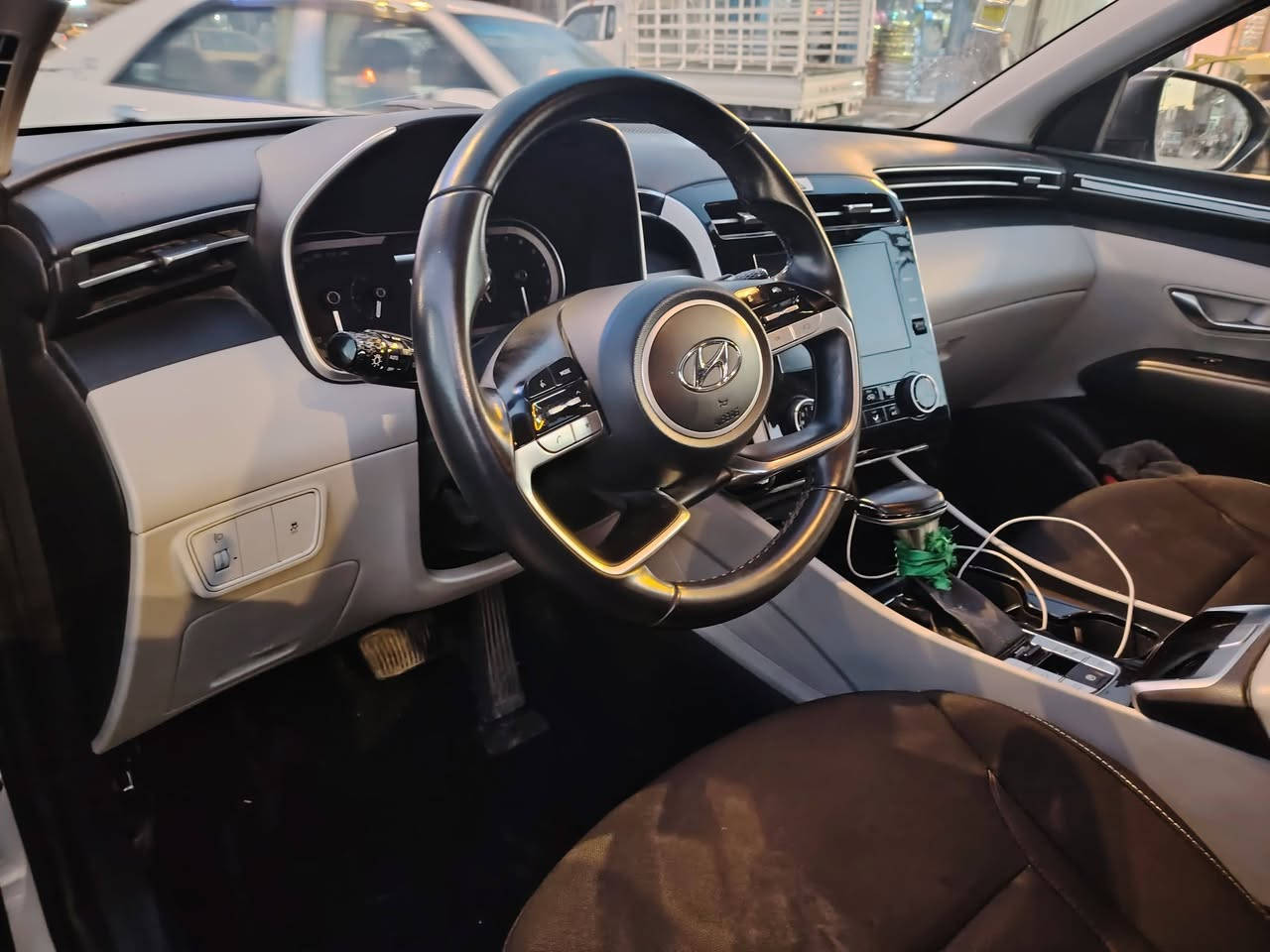 هونداي توسان ٢١ فول مواصفات عدا الفتحة ماشية ٥٩ رقم بغداد كفالة عامة عدا دحجة تحت الدعامية الخلفية نتيجة الرجوع على بلوكة موضحة بالصورة بأسمنه السيارة سنوية جديدة قبل ٣ أشهر مستلميهة للأستفسار الأتصال *********** مكان السيارة كربلاء السعر ٢٠٥. وبيهة مجال بسيط
