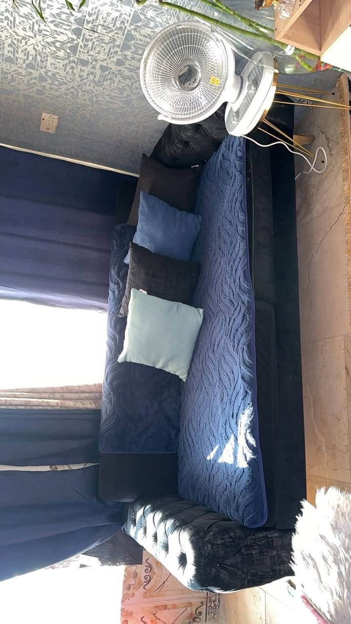 السلام عليكم عندي تخم لبيع. 8مقاعد. ثنين  كبار وكرسين  كولش نضيف وتكمه  يعني الي ياخذة يدعيلي المقعد مالته سفنج. متحرك حته تكدرين دغيرين جرجف وينغسل بس عيب صغير بالكوشه مال تخم. حركه صغيرة. ويا الكوشات ويا مفرش التخم. اريدة 450 مكاني سيديه ماعندي توصيل***********
