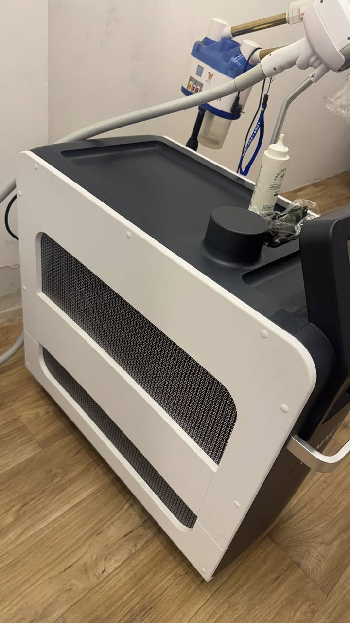 سلام عليكم ليزر كانديلا برو ماكس ثلجي مستعمل قليل ***********
