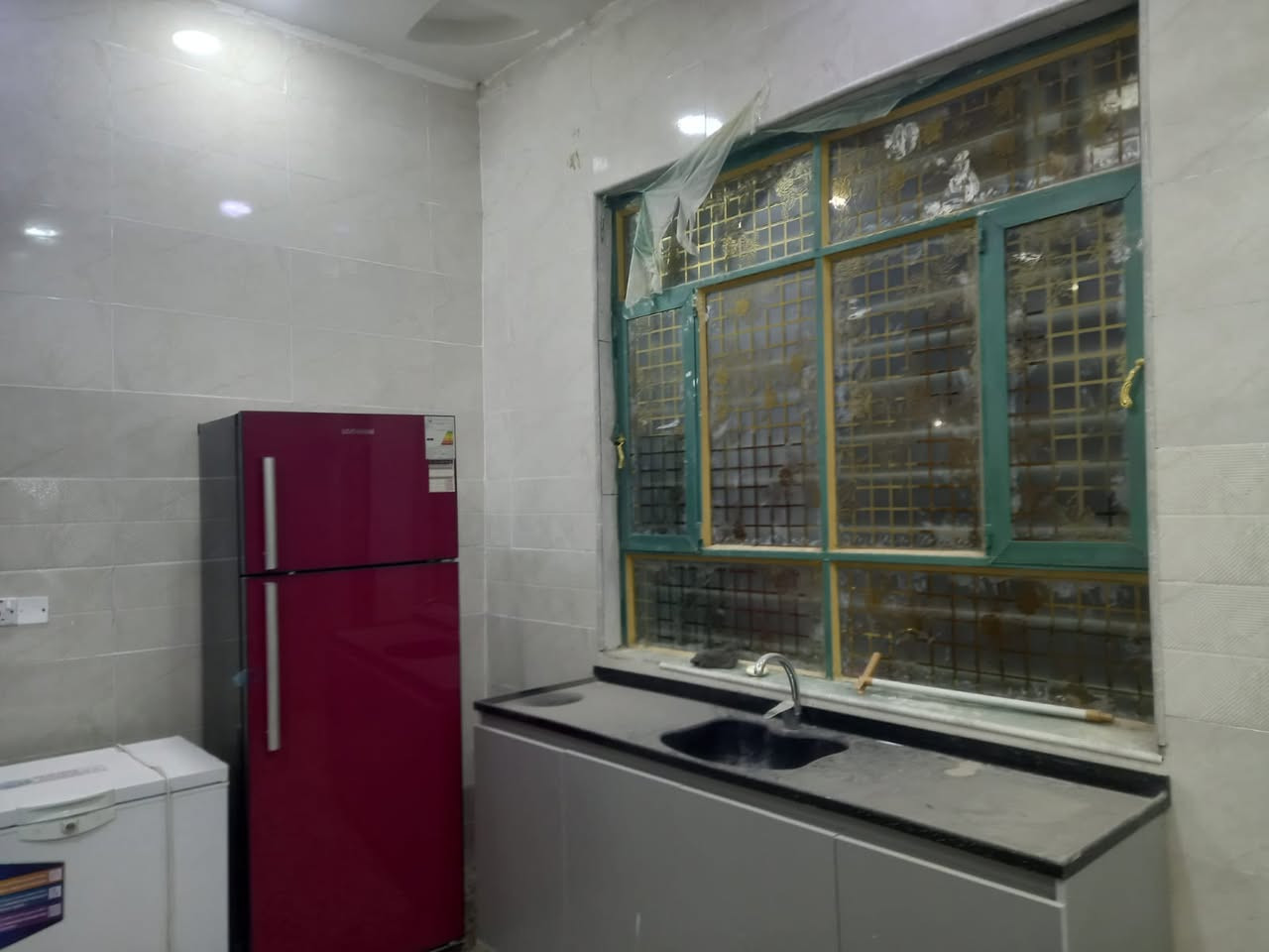 بيت للايجار  كامل ومؤثث  المساحة / 225م طابوصرف في بابل - البكرلي الأولى  - قرب موكب السفير خدمات كاملة قريب جداً من الشارع العام بناء حديث درجة أولى يتكون من مطبخ واستقبال وهول غرفتين ومجمعات صحية خارجية وداخلية وكراج وحديقة  - الشارع مجاري وعرضه 8 متر    دفع الايجار سعر الايجار 600 

 وتساب واتصال  ***********
